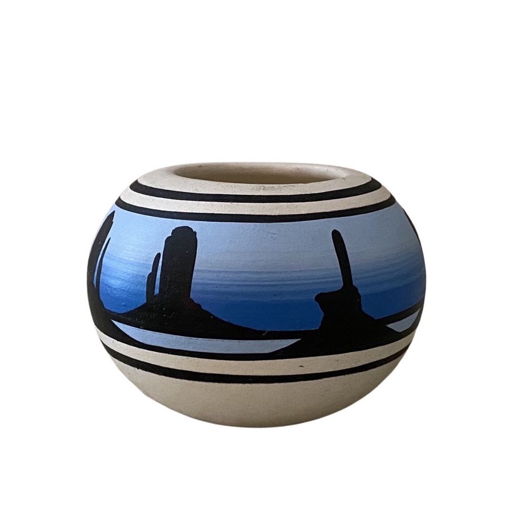 Vintage signed Binishaa Navajo pottery vessel